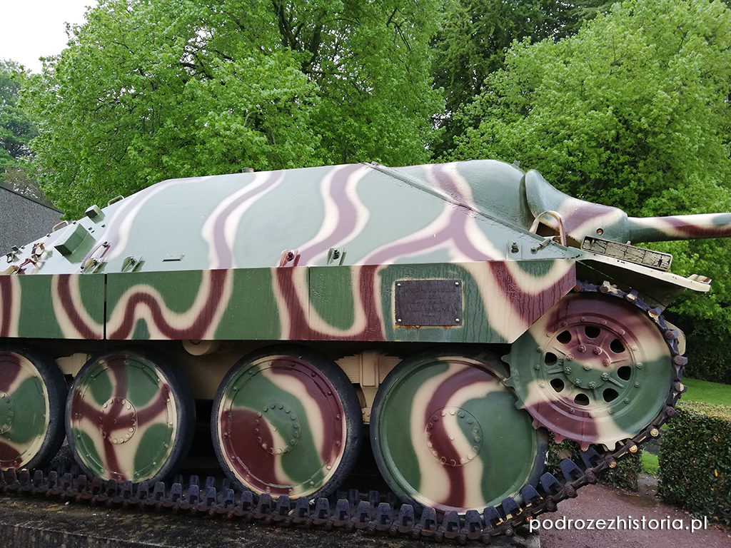 Churchill Crocodile, M10 Wolverine, Hetzer, M4A1 Sherman, 